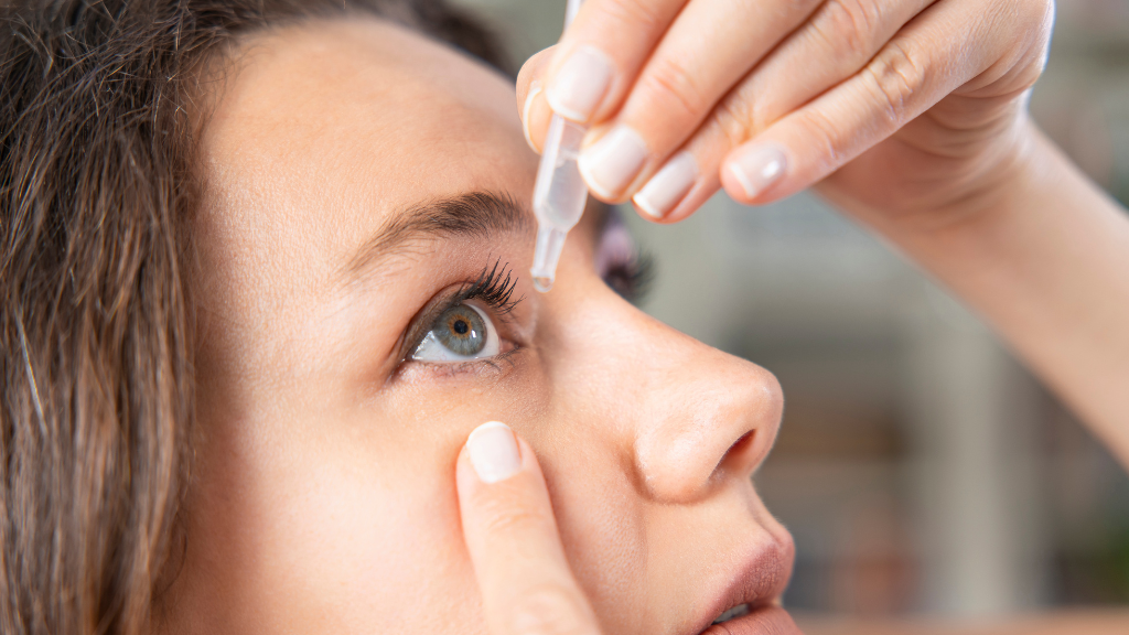 Nhỏ thuốc đúng loại, đúng liều, đúng giờ theo chỉ định của bác sĩ và không để đầu lọ thuốc chạm vào mắt