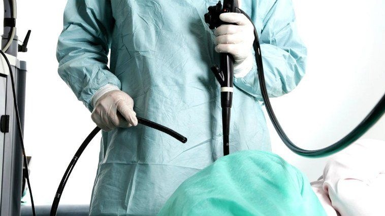 Tác động của ống nội soi có thể gây đau và khó chịu