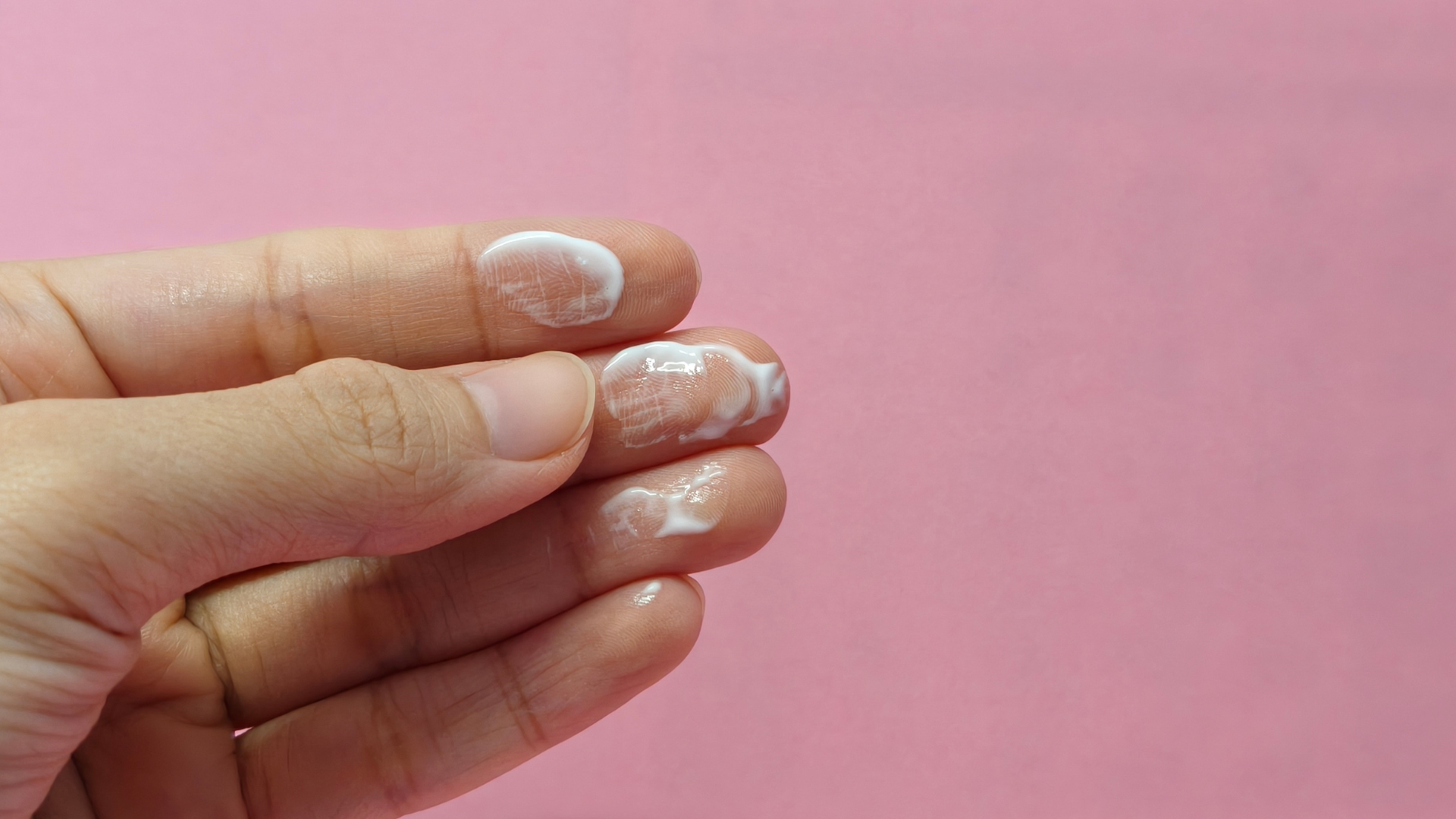 Sau quan hệ khí hư ra nhiều hơn, màu trắng trong không mùi, là phản ứng tự làm sạch thường