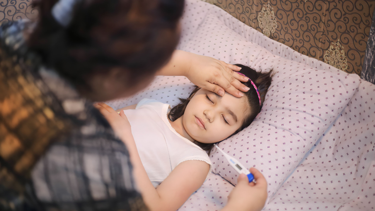 sau-khi-tiem-vac-xin-6-trong-1-co-sot-khong (1).png