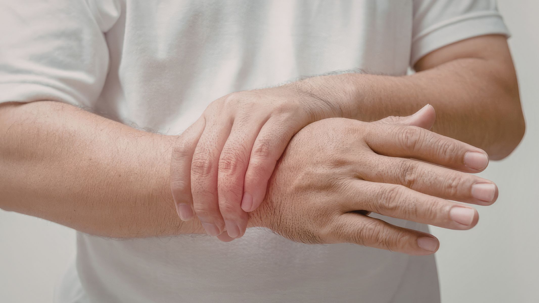 Sau phẫu thuật vùng tay, người bệnh nên tránh chống tay hoặc nắm quá mạnh