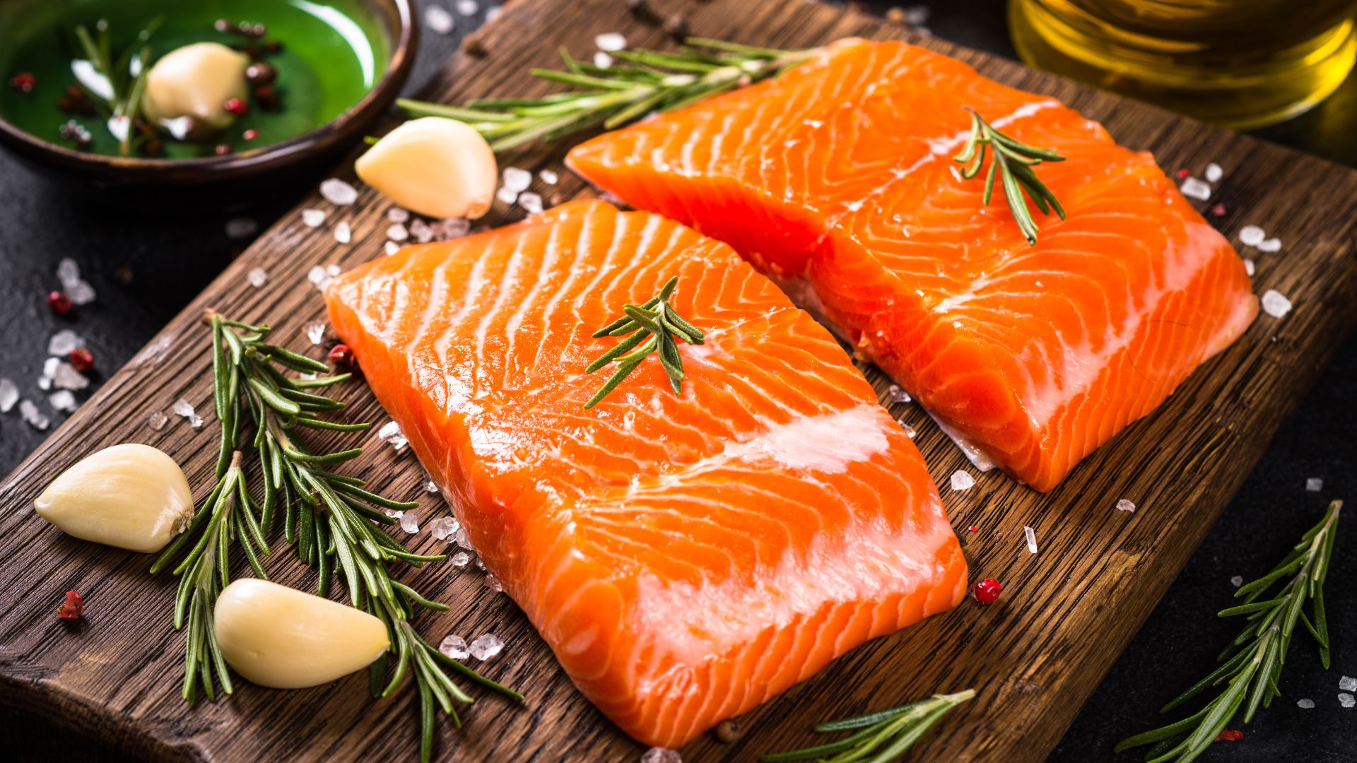 Người bệnh sau phẫu thuật có thể bổ sung cá hồi vào chế độ dinh dưỡng