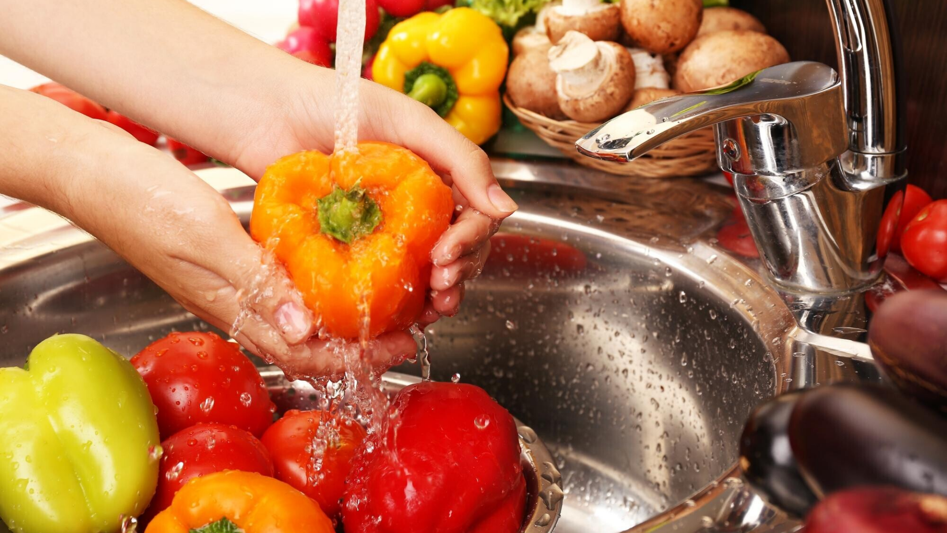 Luôn chọn nguyên liệu tươi sạch, rửa kỹ và nấu chín hoàn toàn để hạn chế nguy cơ nhiễm khuẩn