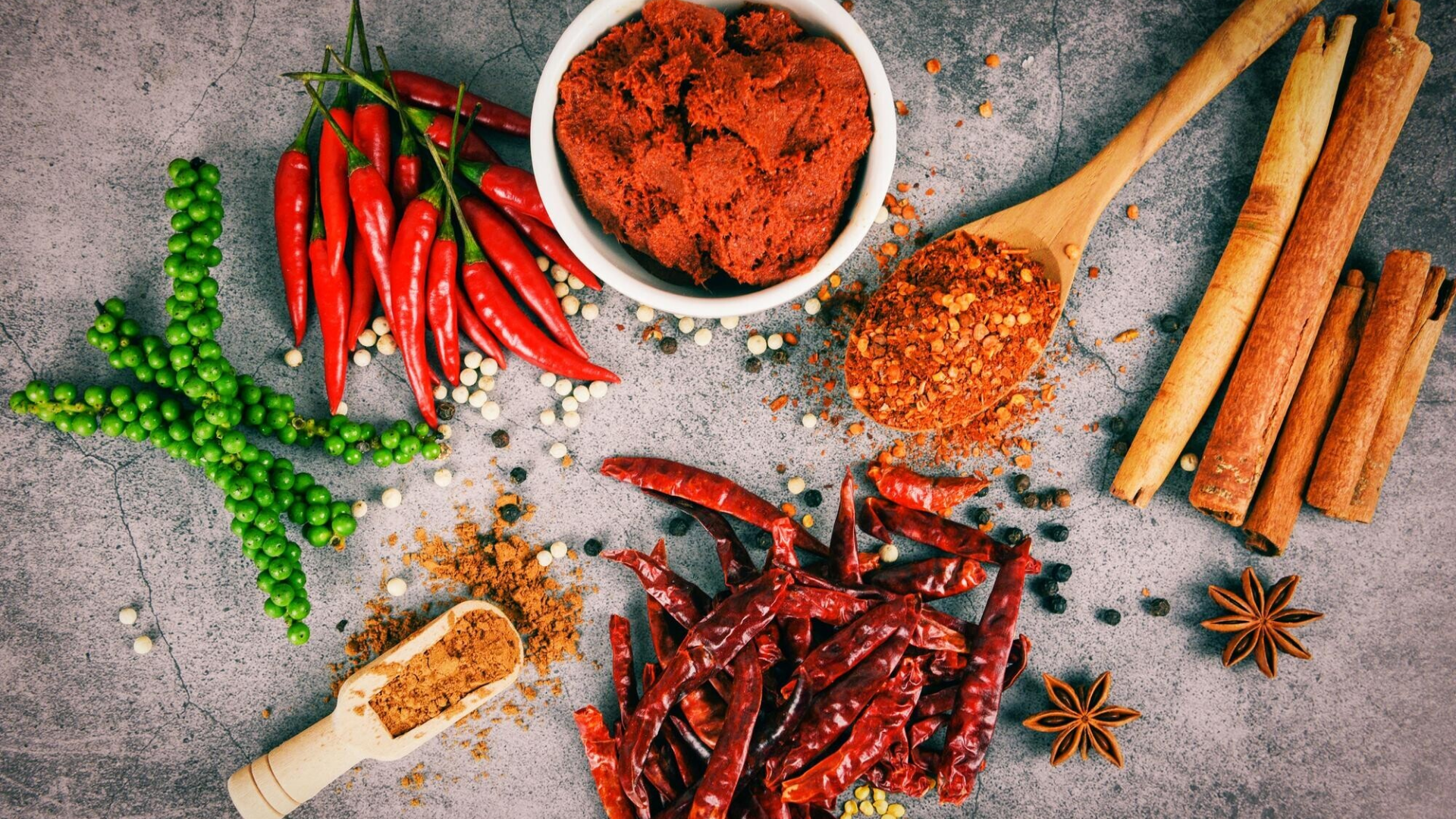 Các món ăn chứa ớt, tiêu, mù tạt hoặc được xào với nhiều gia vị cần được hạn chế tối đa vì có thể gây kích ứng niêm mạc họng, dẫn đến cảm giác đau rát, khó chịu