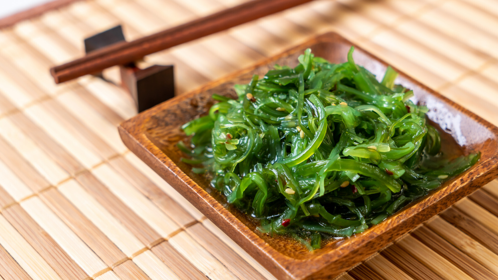 Trong trường hợp bệnh nhân chuẩn bị hoặc đang điều trị i-ốt phóng xạ, cần hạn chế các thực phẩm giàu i-ốt như rong biển, tảo...