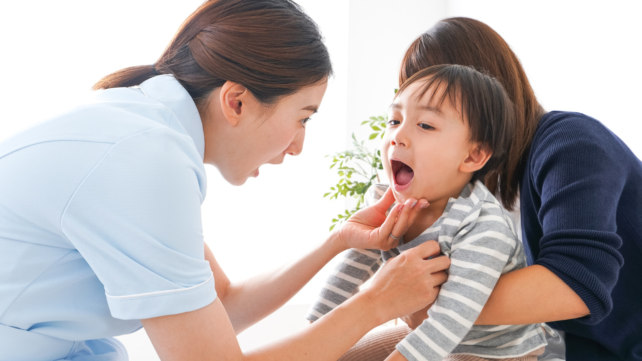 Khi phát hiện răng của trẻ mới chớm sâu, cha mẹ nên đưa trẻ đến nha sĩ