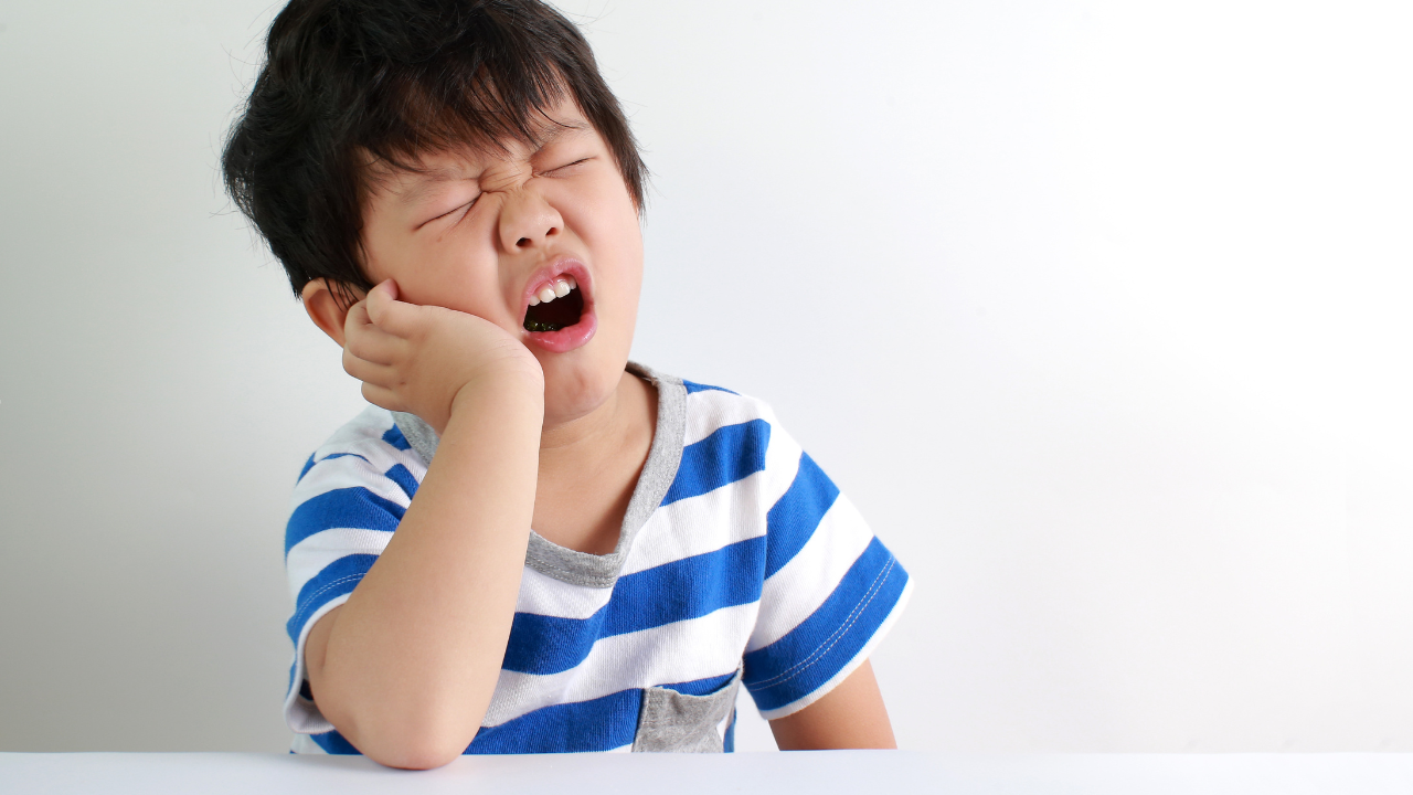 Răng ê buốt, hơi thở có mùi hôi do trẻ bị sâu răng