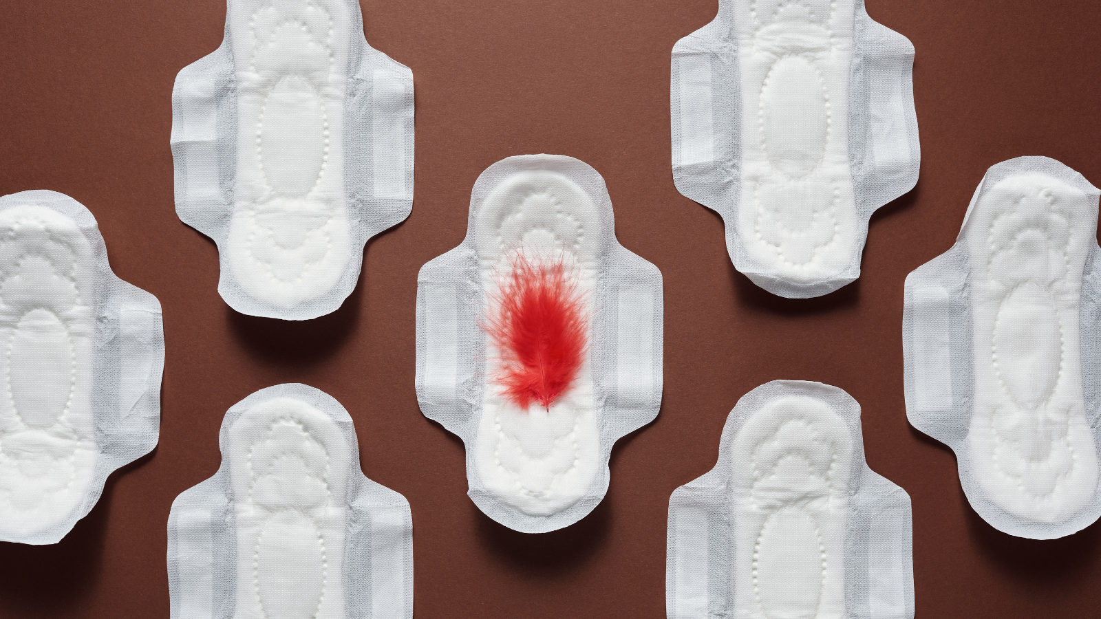 Nguyên nhân chính gây ra máu đỏ tươi sau sinh 1 tháng thường là sự trở lại của chu kỳ kinh nguyệt