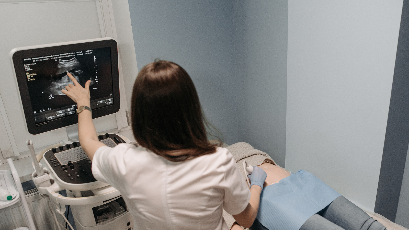 Trong trường hợp máu ra nhiều hoặc kéo dài, cần đến bệnh viện ngay để kiểm tra