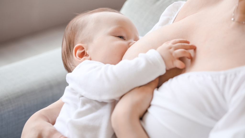 Cho con bú thường xuyên giúp tăng oxytocin, co hồi tử cung nhanh và đẩy sản dịch tốt hơn