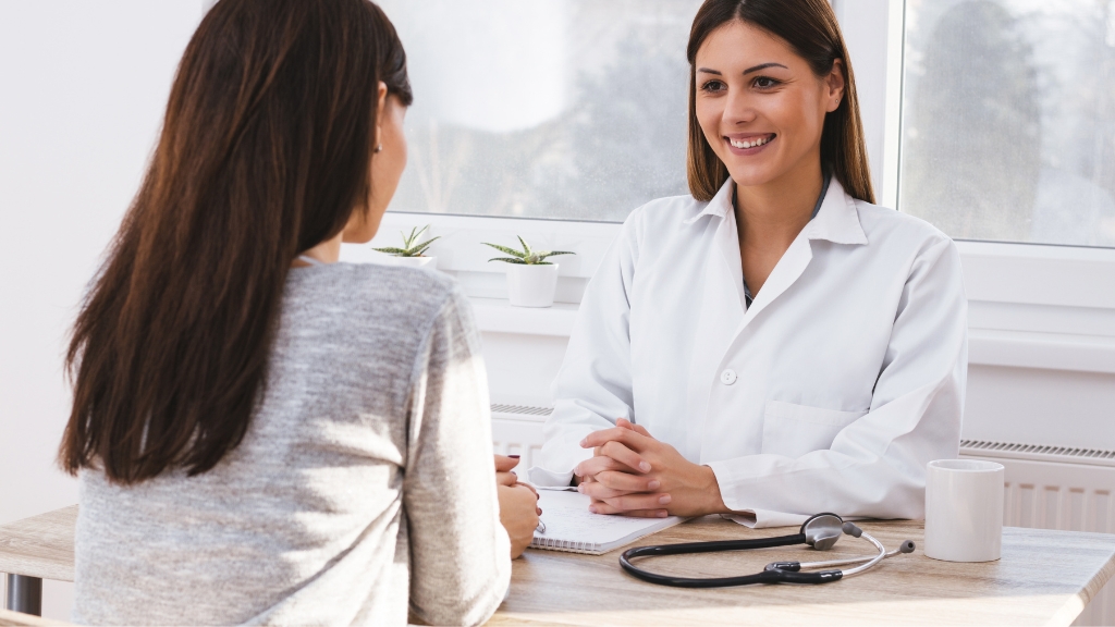 Sau sinh, mẹ cần khám ngay khi có dấu hiệu bất thường về sản dịch, đau, sốt, rối loạn tâm lý