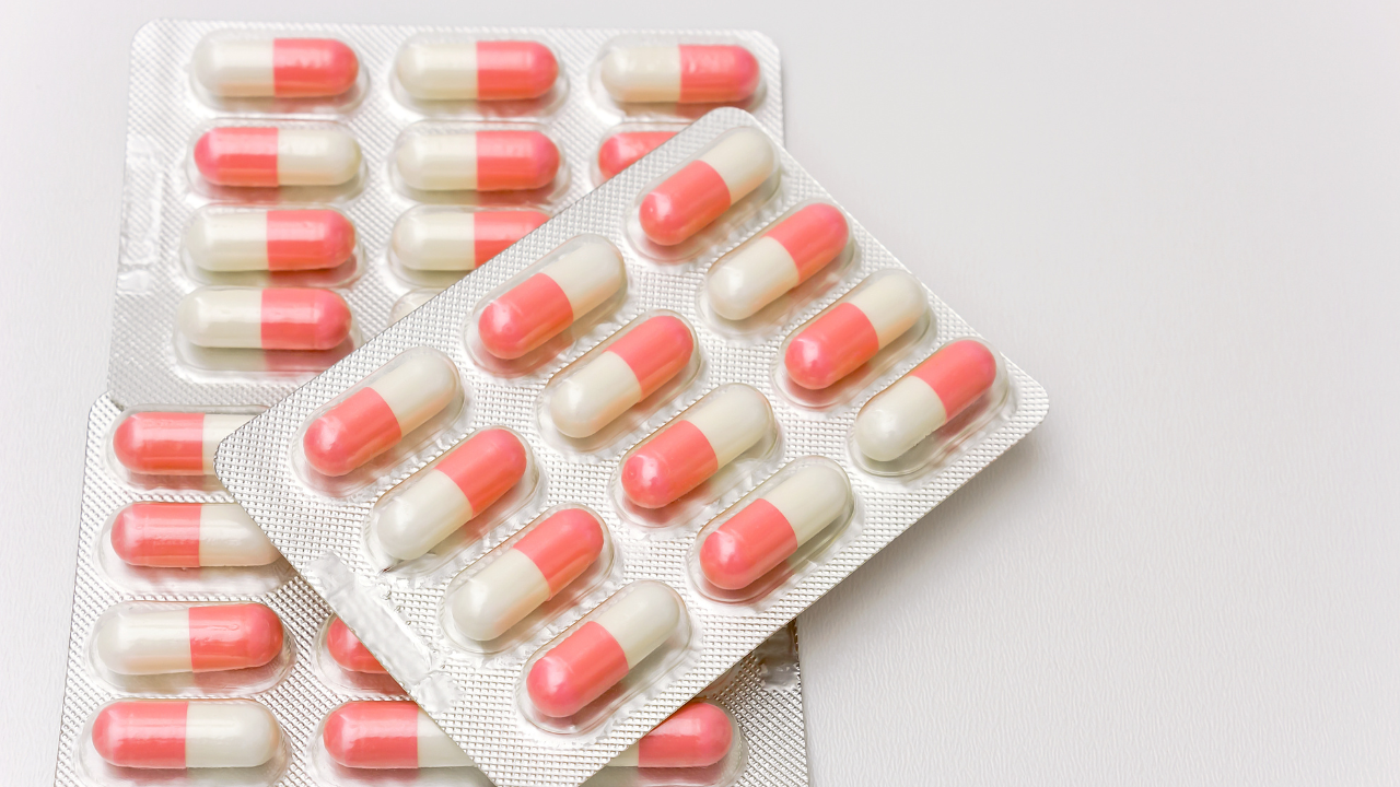 Sau tiêm vắc xin Covid-19 có được uống kháng sinh không?