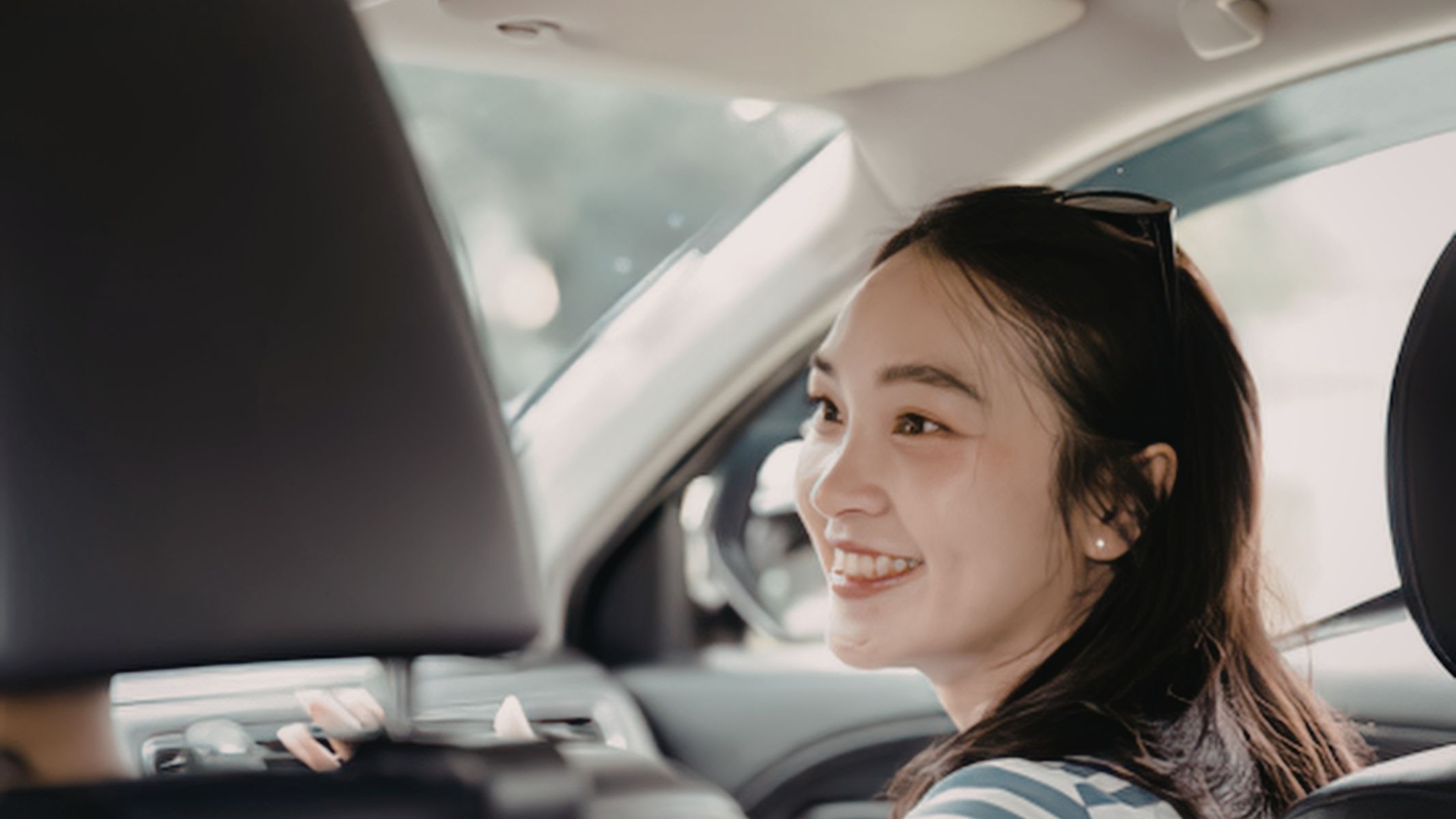 Ngồi ghế trước và nhìn thẳng hướng di chuyển giúp giảm say xe hơn