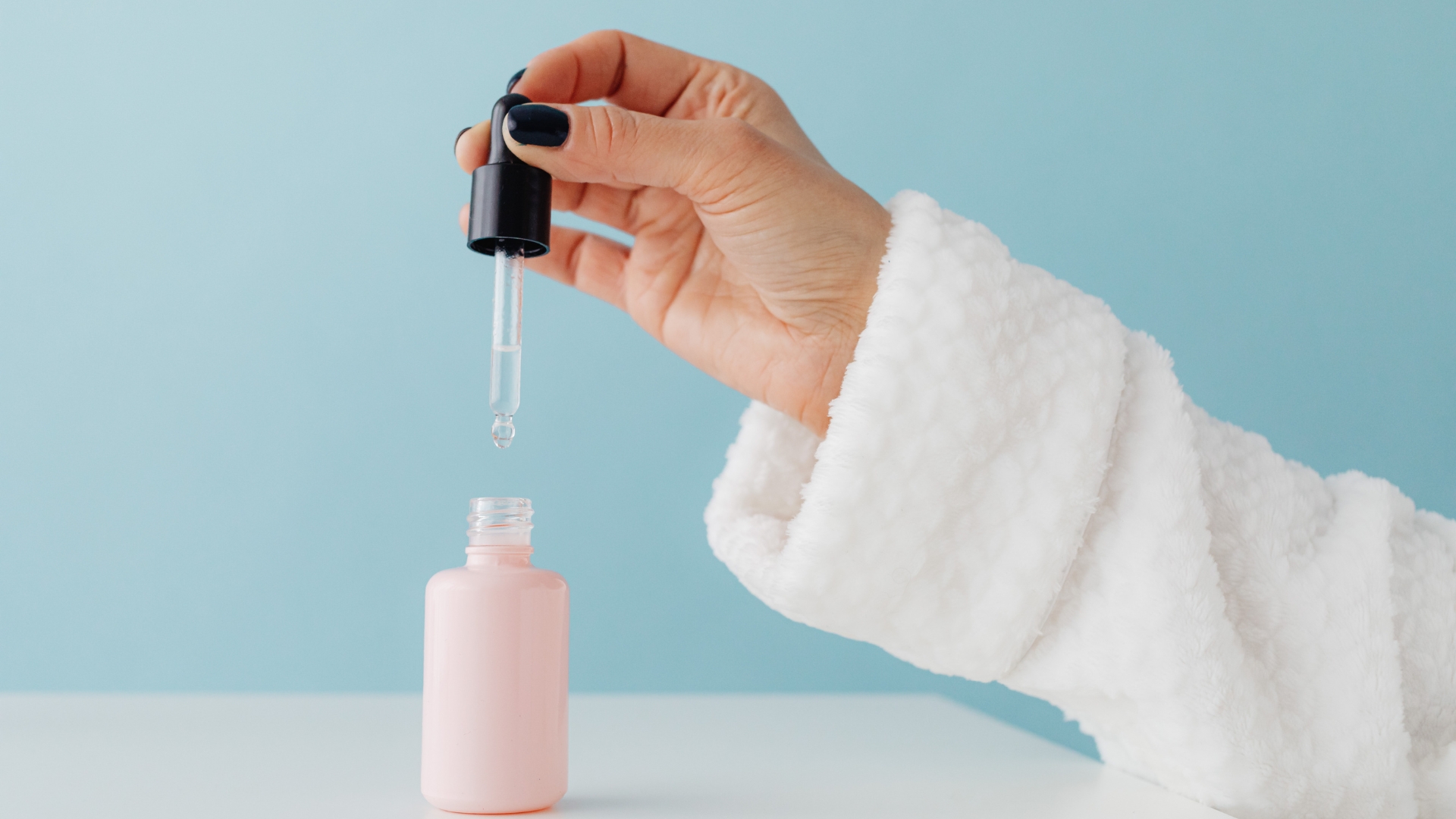 Có thể dùng các hoạt chất như BHA, retinoid và niacinamide để hỗ trợ cải thiện bề mặt da cũng như lỗ chân lông