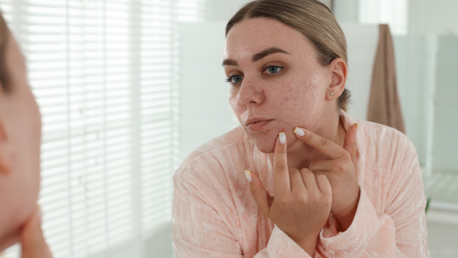 Không tự nặn mụn hoặc tác động cơ học trên da để tránh làm tổn thương da và lỗ chân lông to hơn