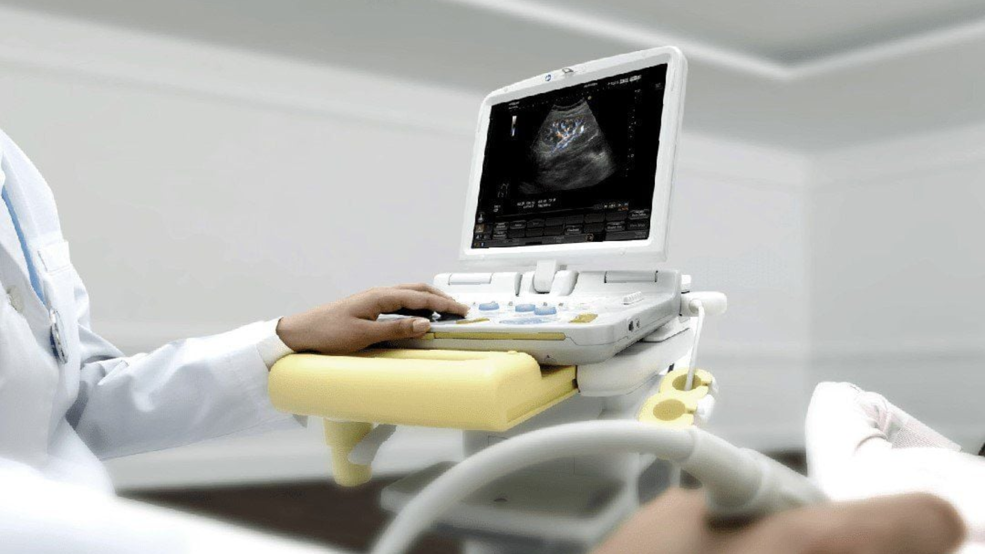 Siêu âm thận tạo hình ảnh nét, không gây đau, phù hợp cả mẹ bầu và trẻ em