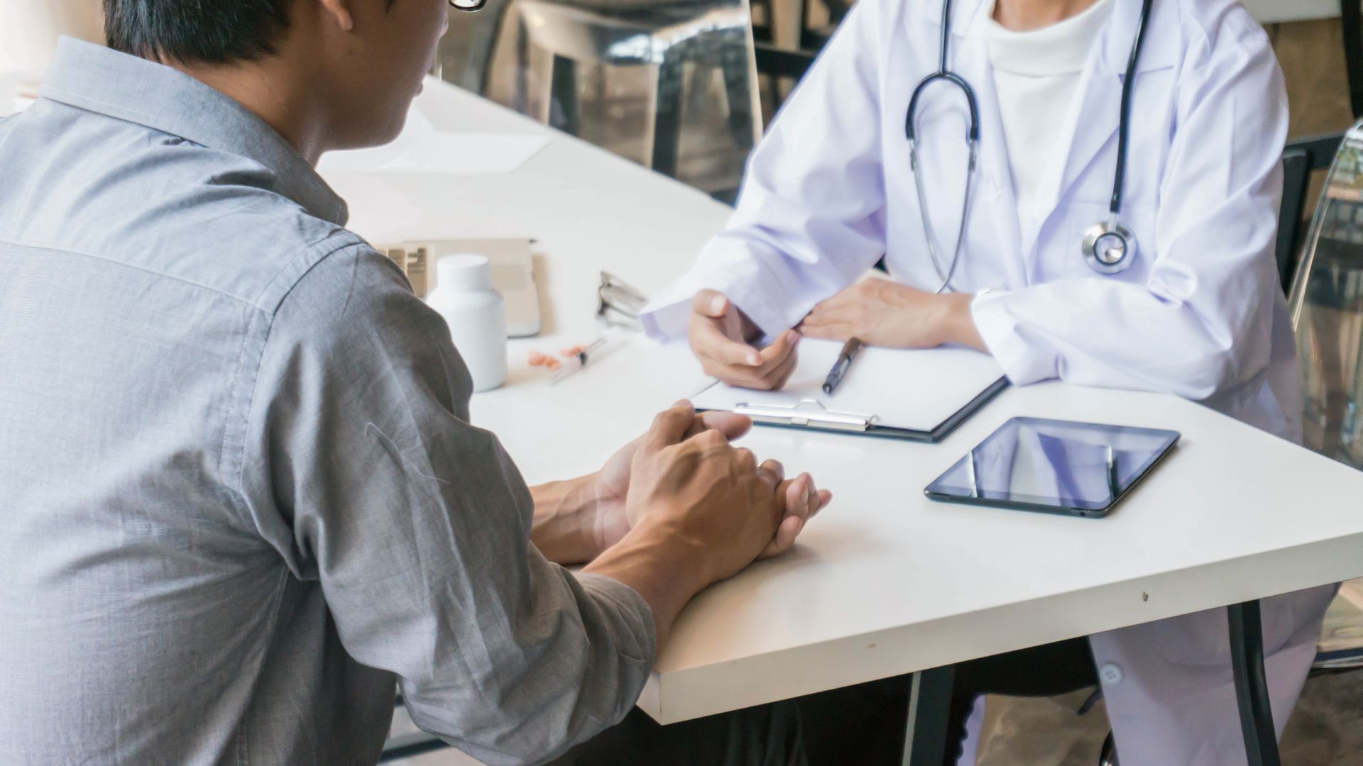 Bạn nên thông báo cho bác sĩ về tiền sử bệnh tuyến giáp trước khi siêu âm cổ