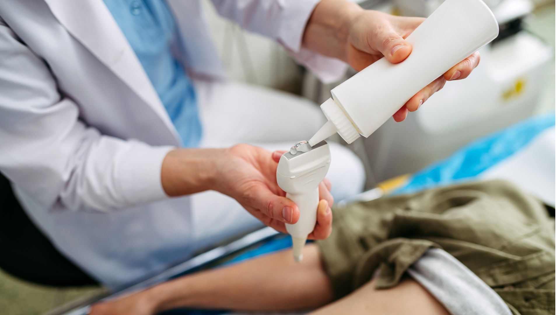 Bác sĩ sẽ bôi 1 lớp gel lên vùng cổ trước khi thực hiện siêu âm