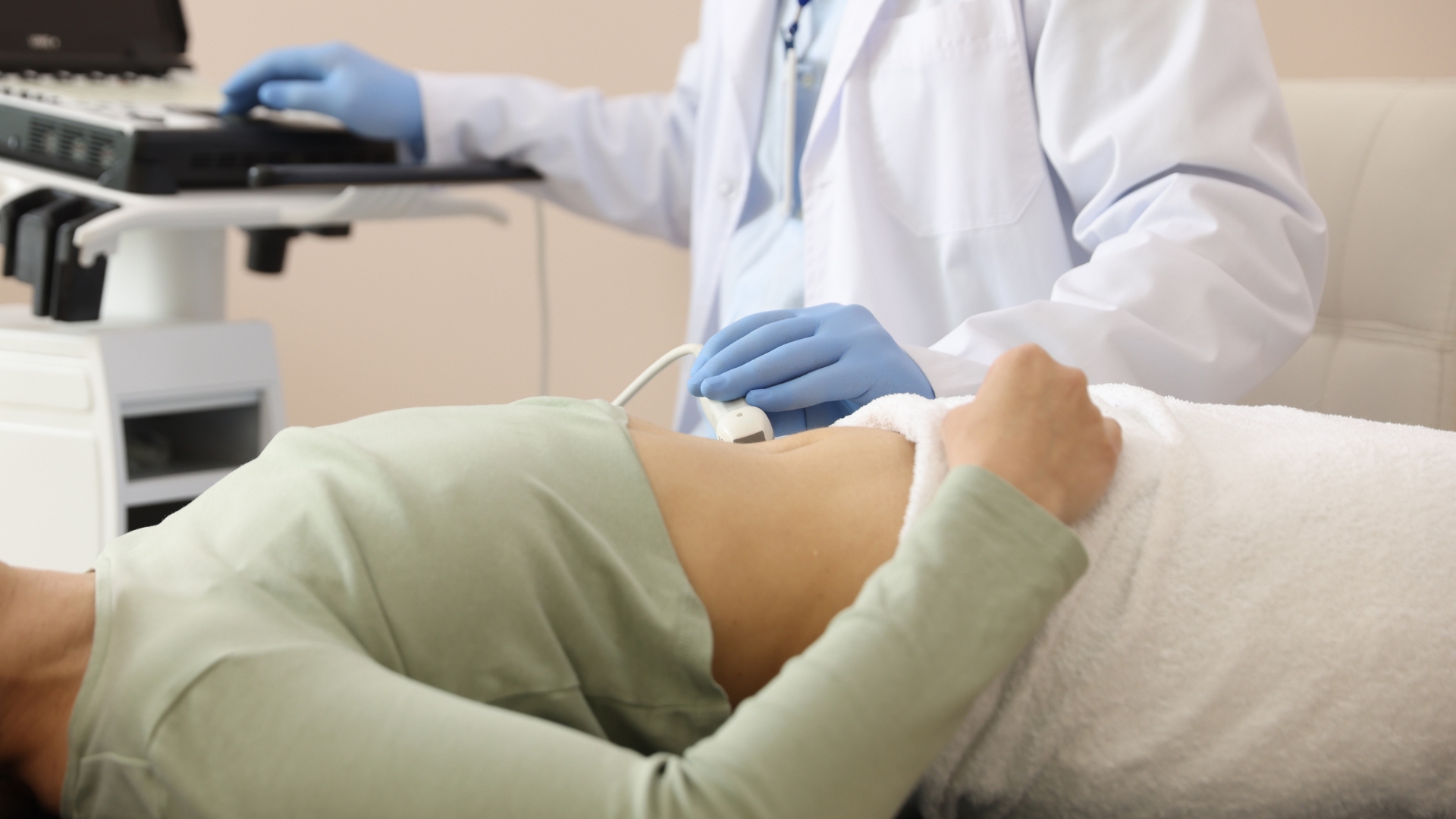Theo dõi bảo tồn bằng siêu âm định kỳ mỗi 6 - 12 tháng trong 2 năm đầu nếu polyp có kích thước < 6 mm, không có triệu chứng và không kèm yếu tố nguy cơ ác tính