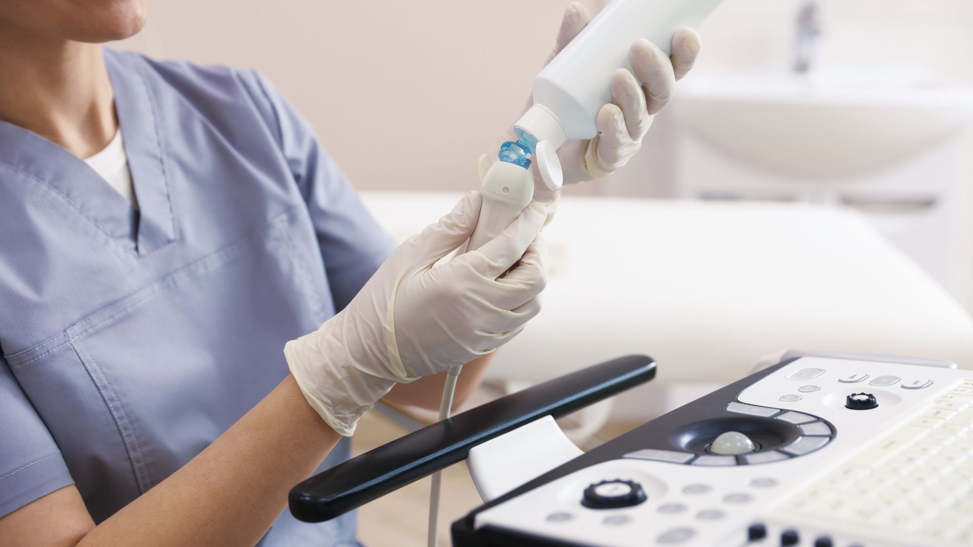 Bác sĩ sẽ sử dụng gel khi siêu âm tim để giúp sóng âm truyền tốt hơn