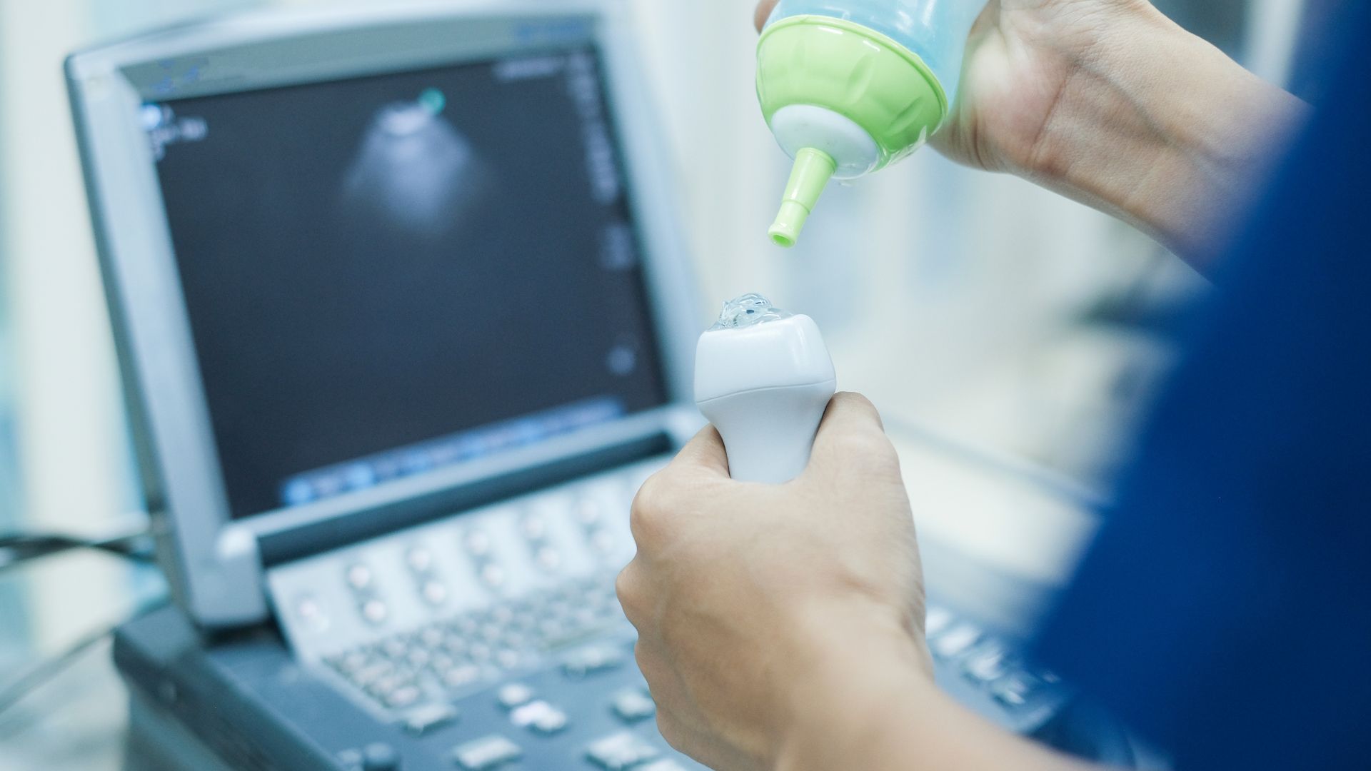 Bác sĩ sẽ sử dụng gel thoa lên ngực để dẫn truyền sóng siêu âm tốt hơn