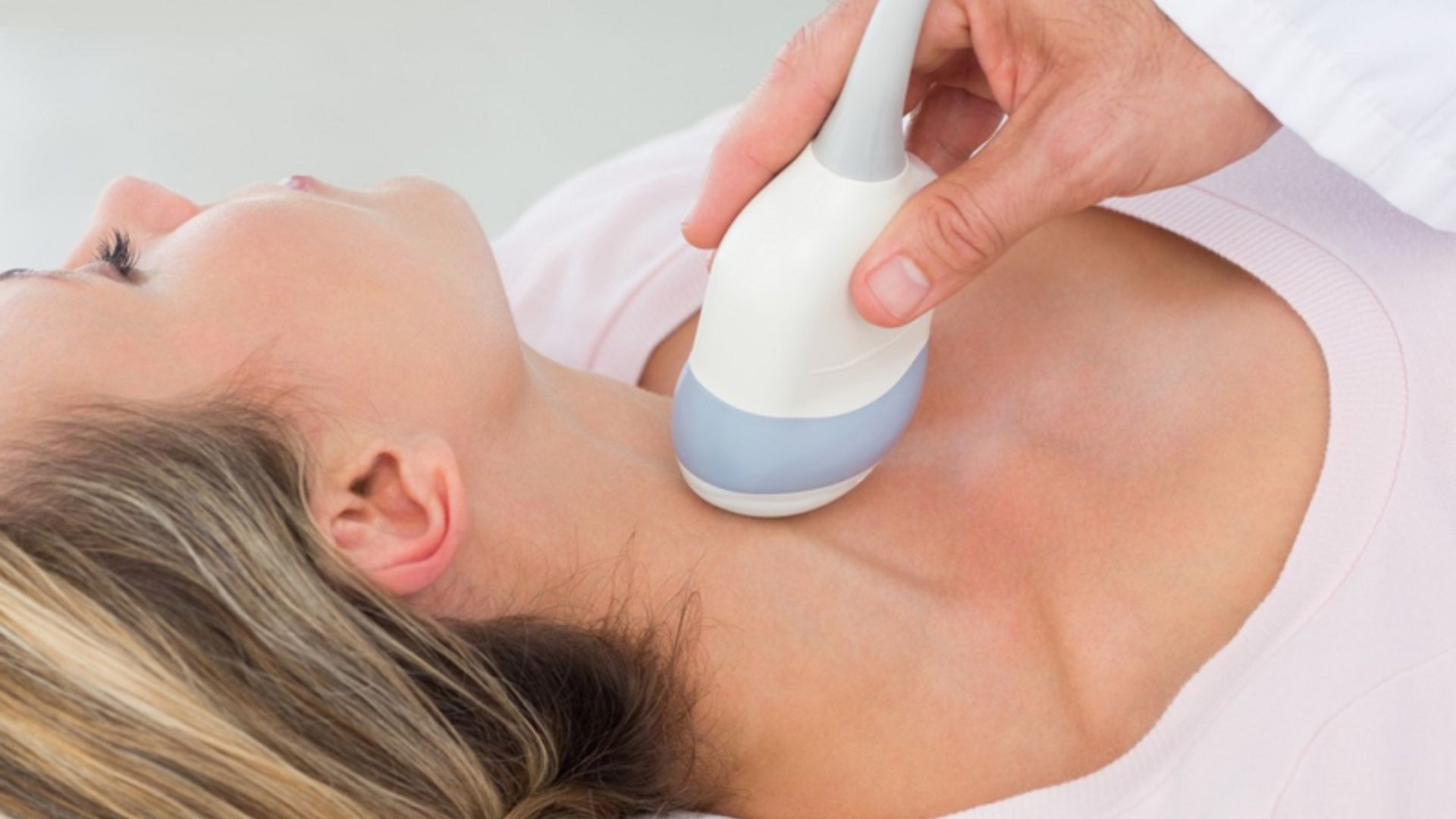 Thông thường, bạn không cần chuẩn bị gì đặc biệt trước khi siêu âm tuyến giáp