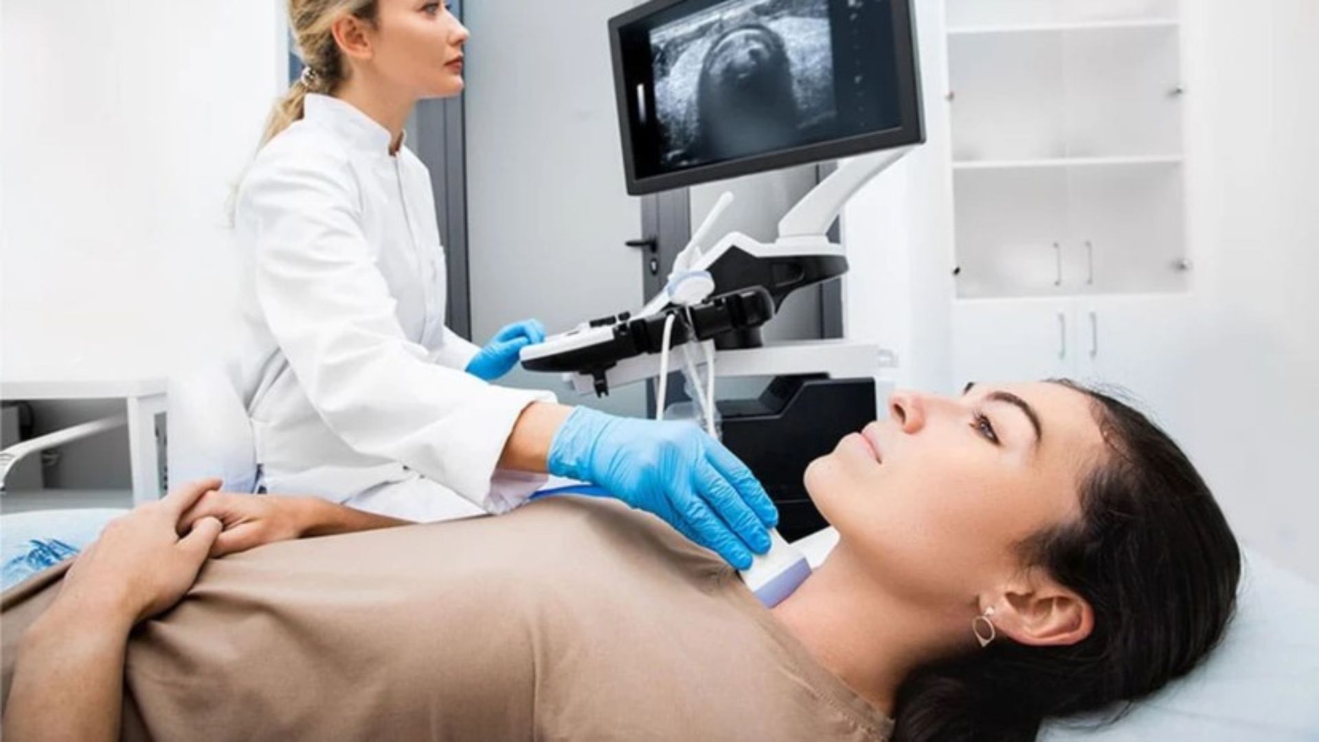 Siêu âm tuyến giáp là một trong các phương pháp chẩn đoán bướu cổ ở giai đoạn đầu