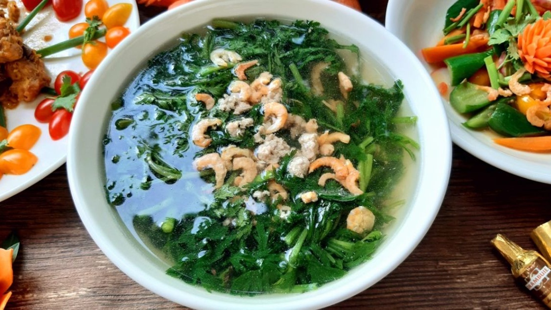 Chất xơ trong rau tần ô giúp hệ tiêu hóa hoạt động hiệu quả