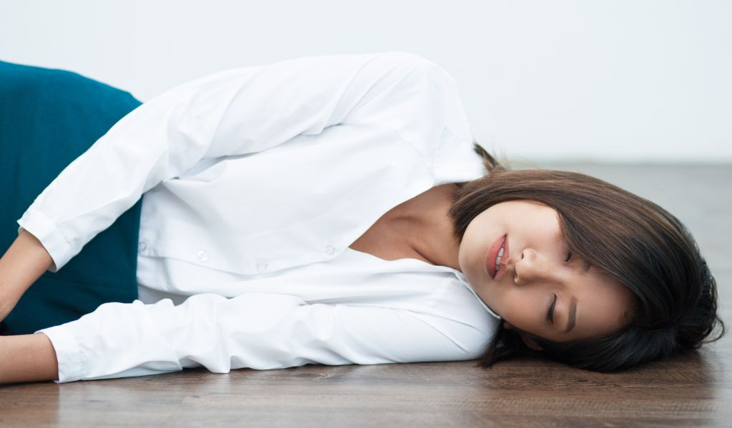 Sơ cứu người bị ngất xỉu đúng cách cần lưu ý những gì? 2