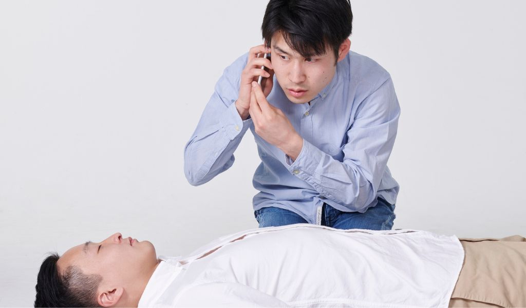Sơ cứu người bị ngất xỉu đúng cách cần lưu ý những gì? 3