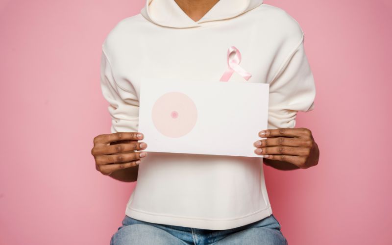 Nên đi khám định kỳ để tầm soát ung thư vú, giúp phát hiện sớm và điều trị bệnh kịp thời