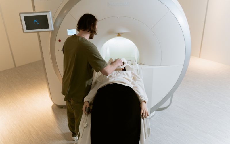 Chụp MRI vú là kỹ thuật chuyên sâu có thể chụp cắt hình ảnh nhiều lớp của mô vú, giúp hỗ trợ chẩn đoán bệnh