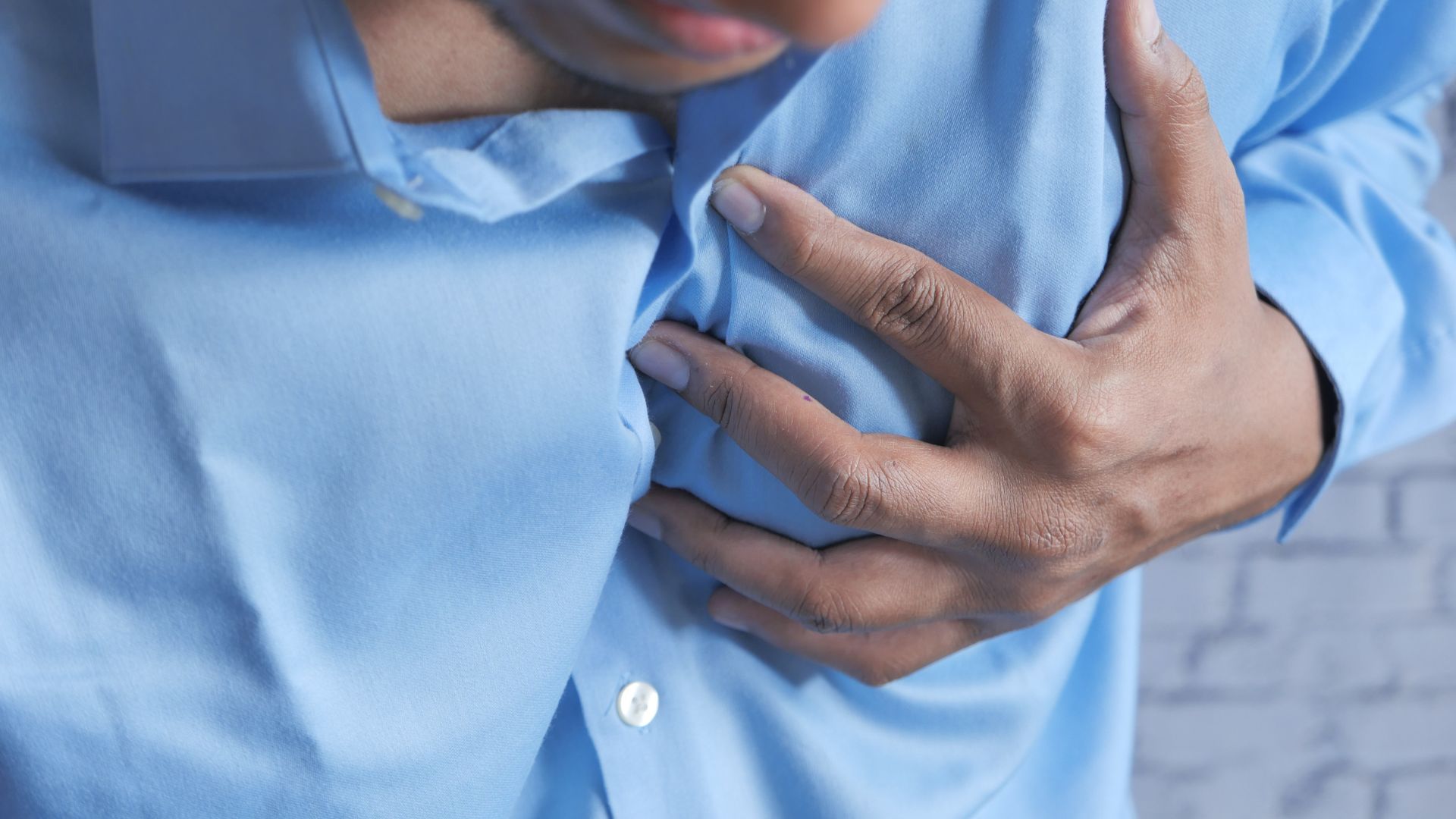 Sốc tim đặc trưng bởi triệu chứng đau ngực dữ dội kiểu đè nén hay thắt chặt