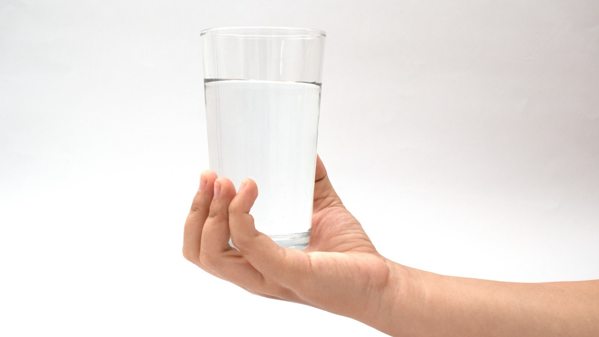 Uống đủ nước là phương pháp đơn giản và hiệu quả nhất giúp giảm đáng kể khả năng hình thành sỏi bàng quang