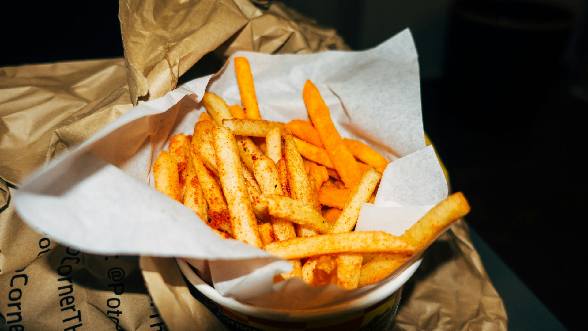 Ăn nhiều chất béo, đồ chiên rán, cay nóng, ít chất xơ thì dễ gây&nbsp;rối loạn tiêu hóa