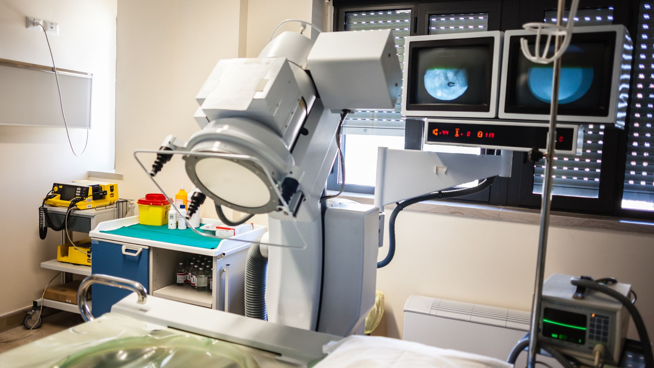 Tán sỏi ngoài cơ thể là phương pháp ít xâm lấn, sử dụng sóng xung kích từ bên ngoài cơ thể để phá vỡ sỏi thành nhiều mảnh nhỏ