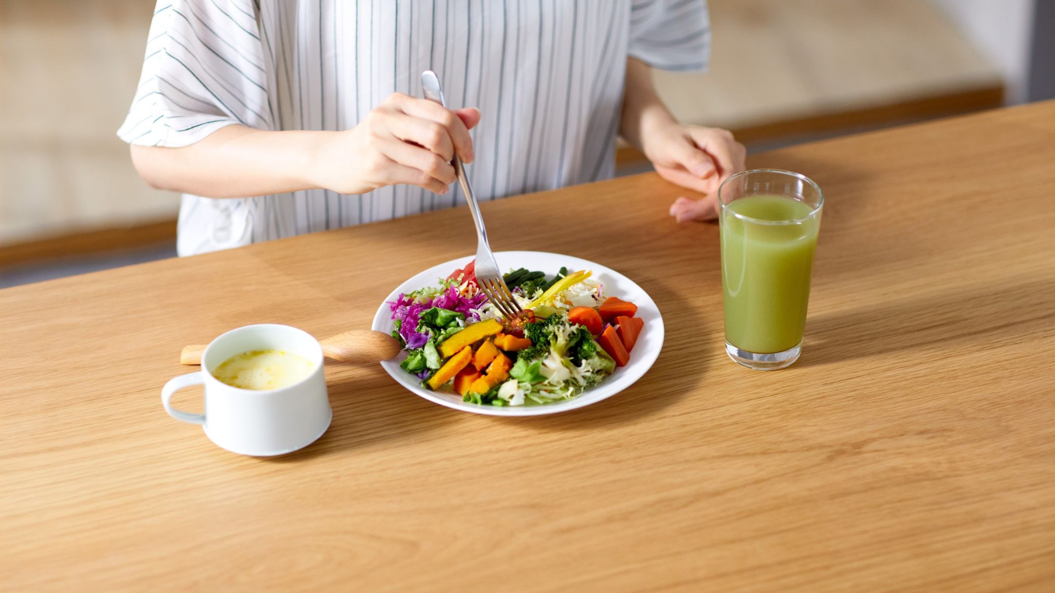 Rau củ quả là nguồn cung cấp chất xơ, vitamin C, kali và citrate tự nhiên