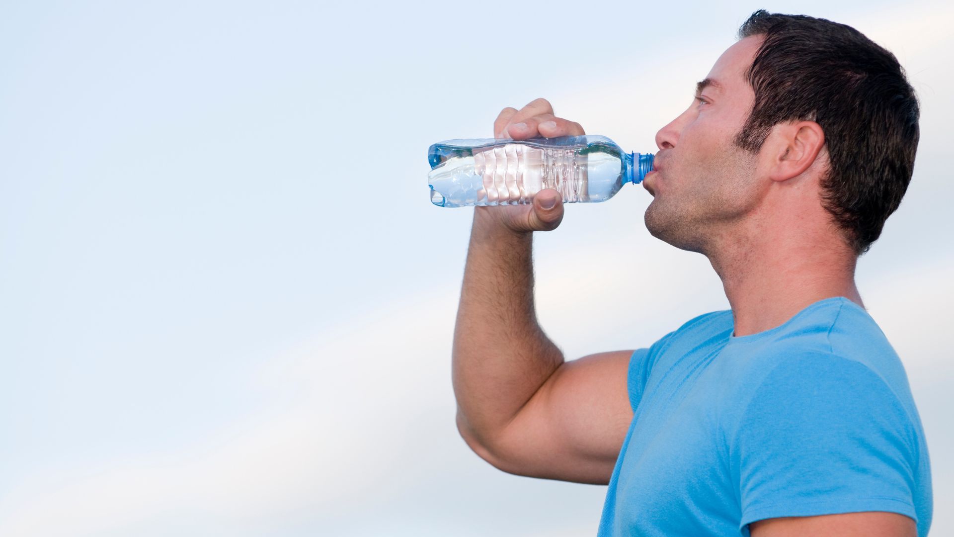 Uống đủ nước mỗi ngày để giảm ứ đọng cặn khoáng