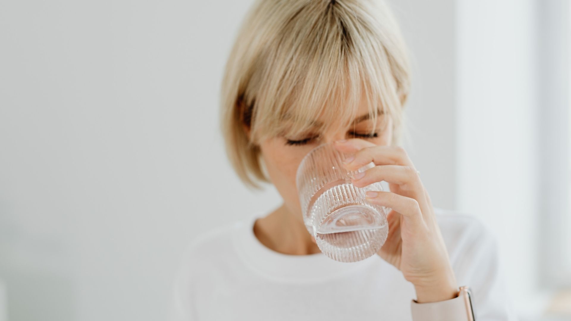 Uống ít nước làm tăng nguy cơ mắc sỏi đường tiết niệu