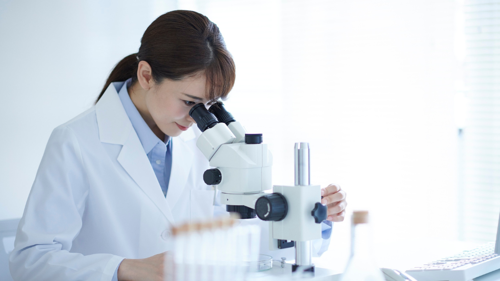 Soi tươi dịch âm đạo là xét nghiệm vi sinh giúp bác sĩ quan sát trực tiếp mẫu dịch âm đạo dưới kính hiển vi