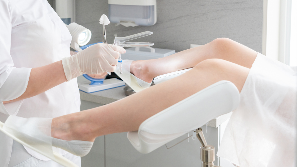 Bác sĩ dùng mỏ vịt vô trùng để mở âm đạo và quan sát vùng niêm mạc