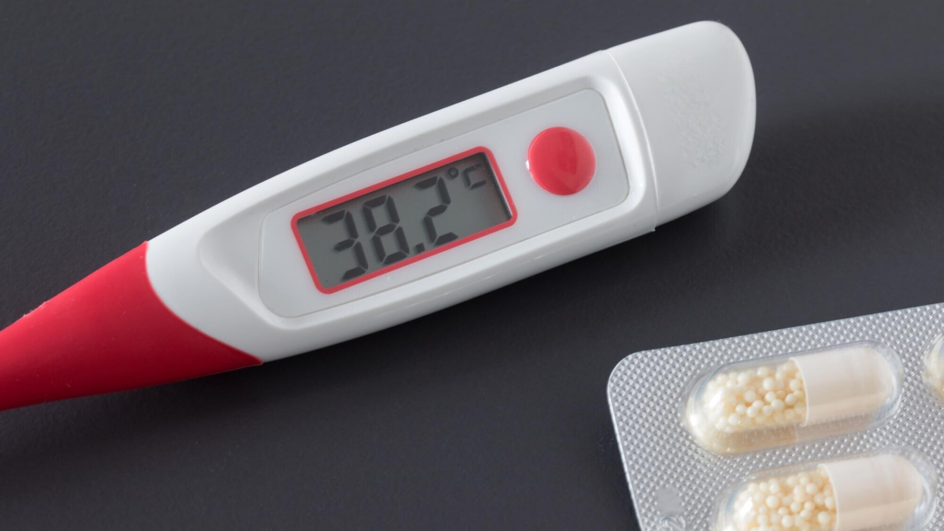 Sốt cao trên 38 độ C kèm theo ớn lạnh là dấu hiệu nhiễm trùng nặng, cần đến bệnh viện ngay