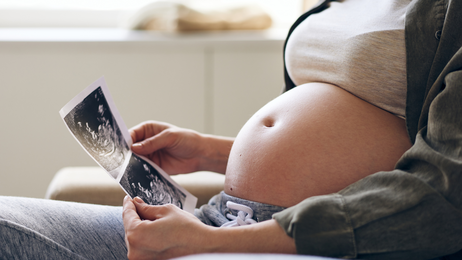 Nguyên nhân chủ yếu đến từ quá trình phân chia phôi tự nhiên và không liên quan trực tiếp đến chế độ ăn uống, sinh hoạt hay yếu tố di truyền của mẹ