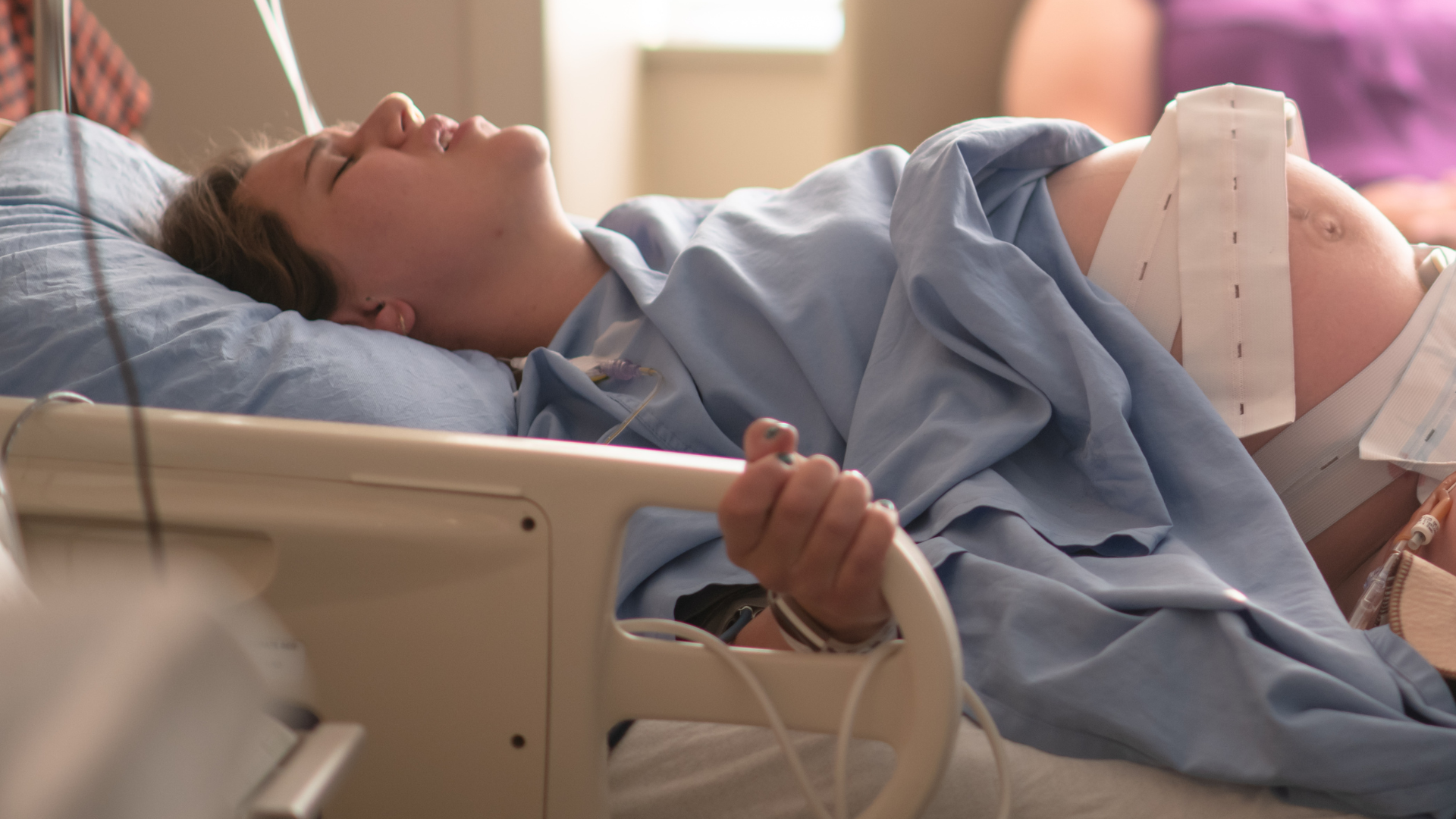 Sinh non phải can thiệp y tế như mổ lấy thai khẩn cấp cũng phổ biến hơn ở mẹ mang song thai 1 bánh rau 2 buồng ối