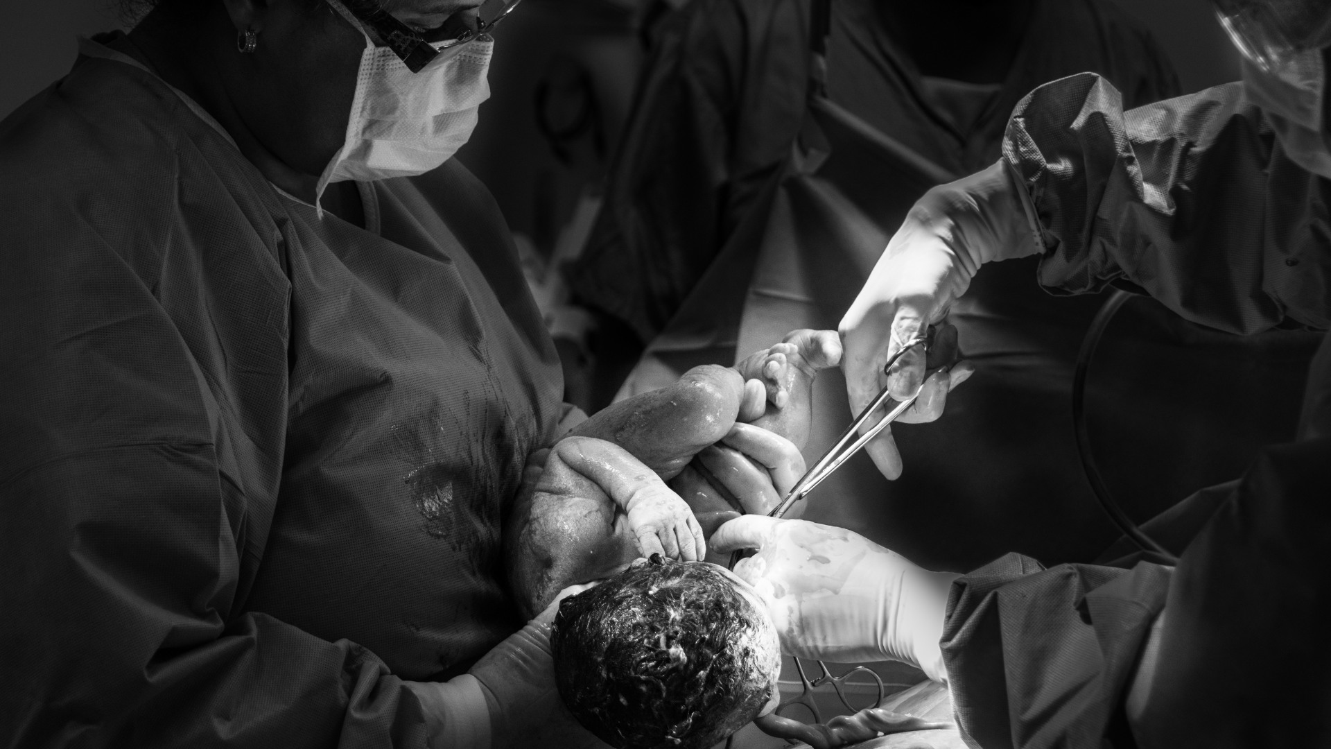 Quyết định sinh mổ hay sinh thường luôn phụ thuộc vào bác sĩ sản khoa theo dõi trực tiếp, dựa trên kết quả siêu âm và sức khỏe tổng thể