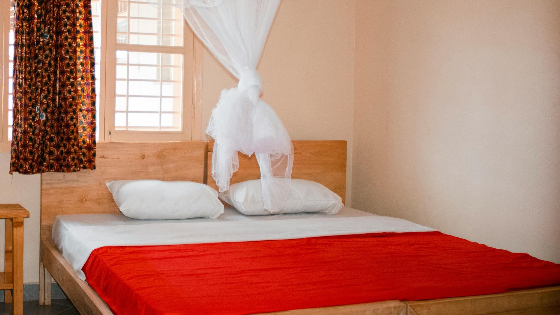 Ngủ màn kể cả ban ngày đặc biệt tại các khu vực có dịch để tránh muỗi đốt