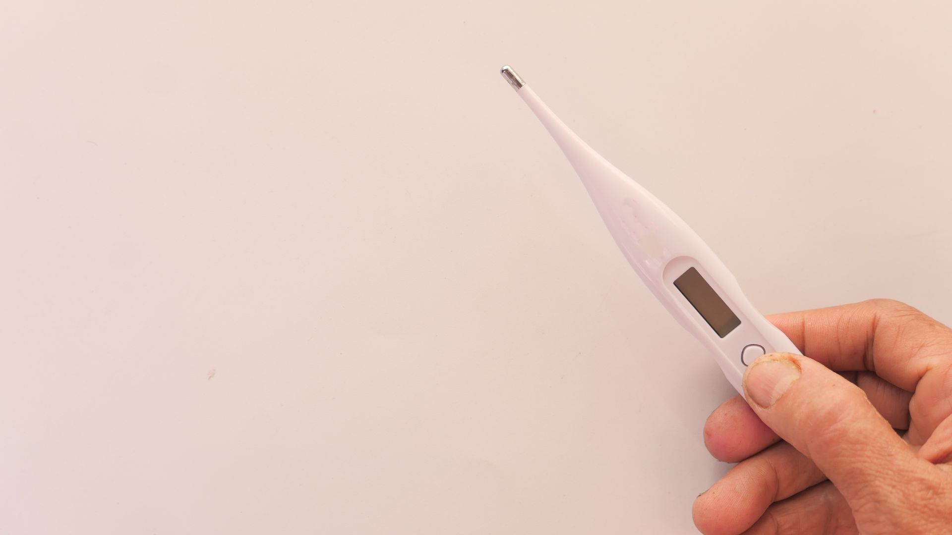 Theo dõi nhiệt độ cơ thể mỗi 4 - 6 giờ là việc làm cần thiết để đánh giá mức độ sốt