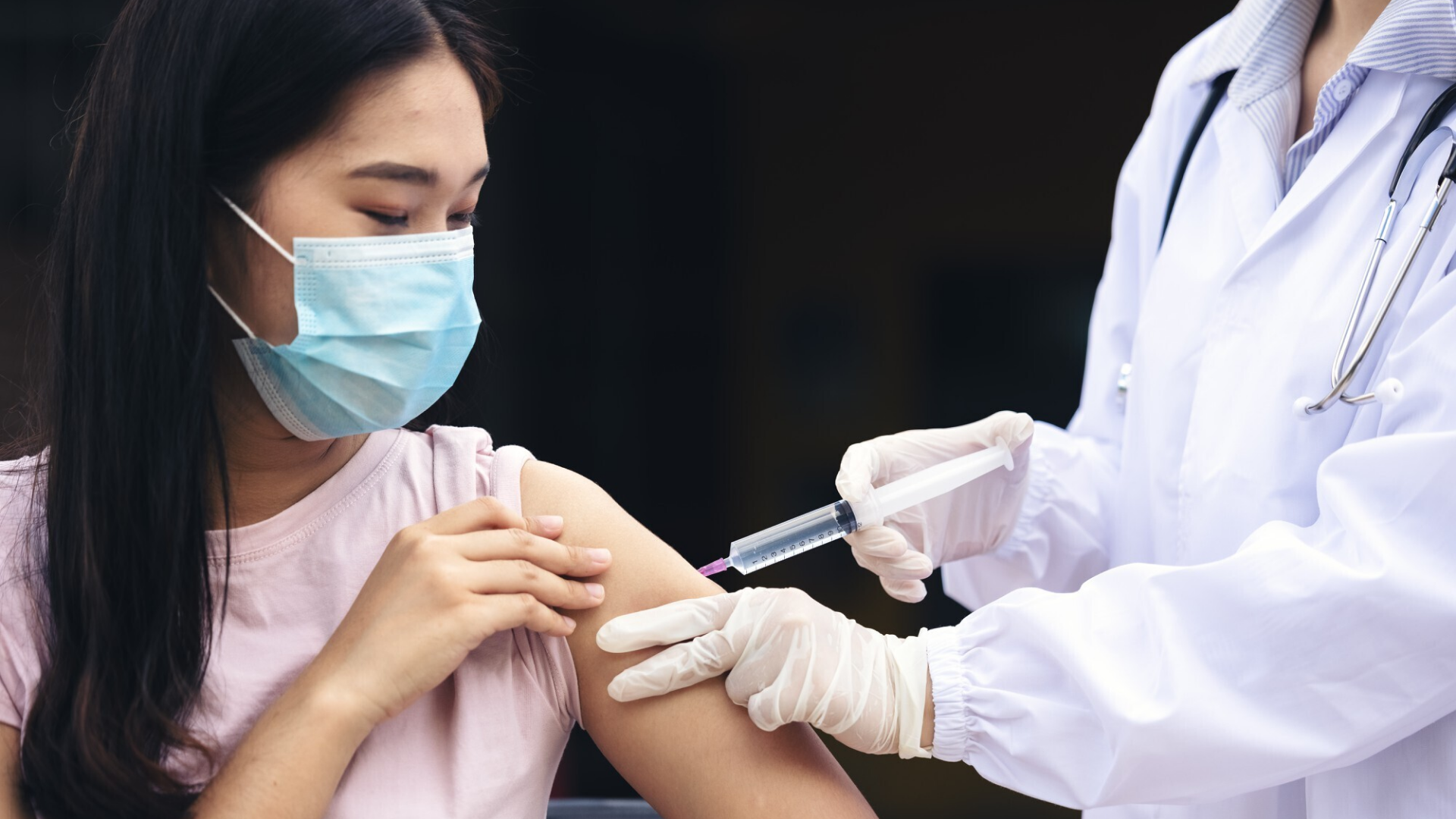 Một số loại vắc xin có thể gây sốt nhẹ hoặc sốt thất thường trong 24 đến 48 giờ đầu sau tiêm