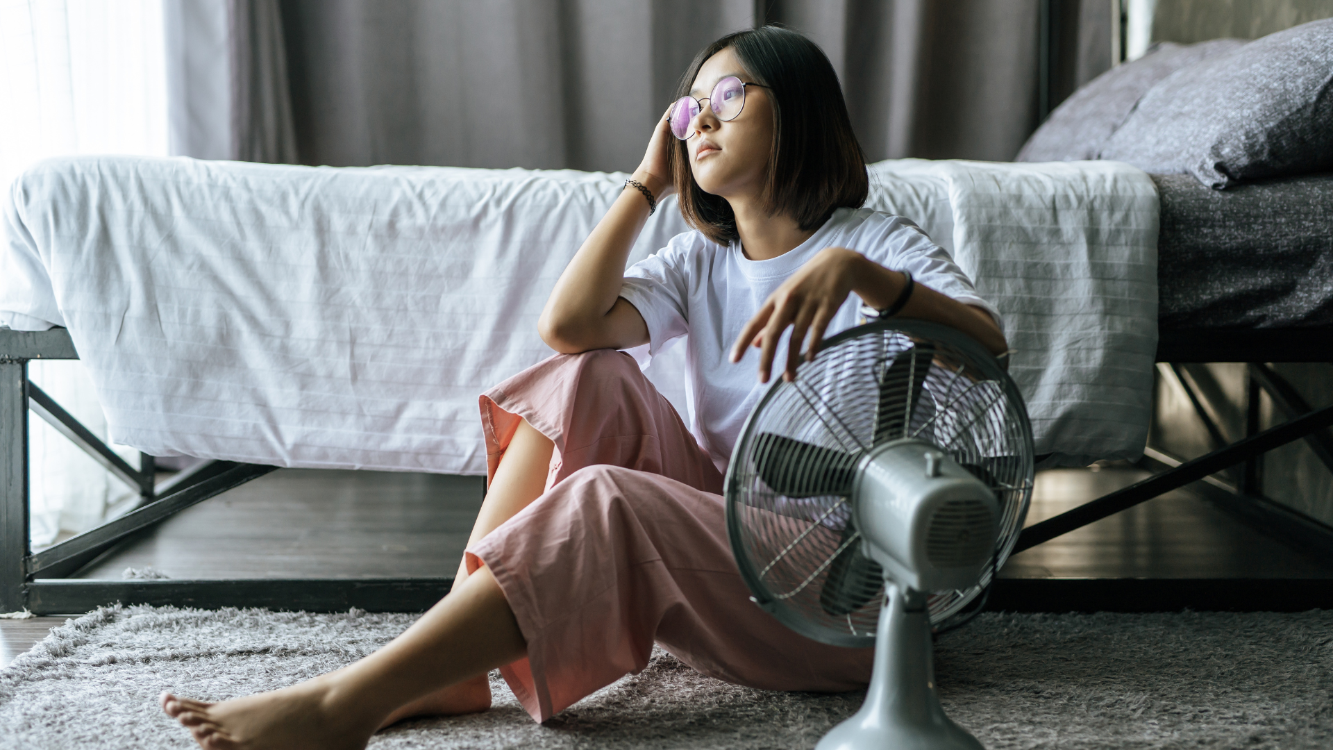 Sốt phát ban có được nằm quạt không? Người bị sốt phát ban có thể nằm quạt, chỉ cần để gió nhẹ, không thổi trực tiếp