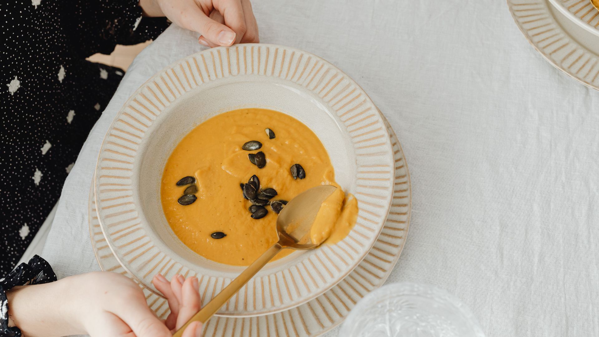 Người bệnh sốt phát ban nên ăn đồ ăn dễ tiêu như cháo, súp